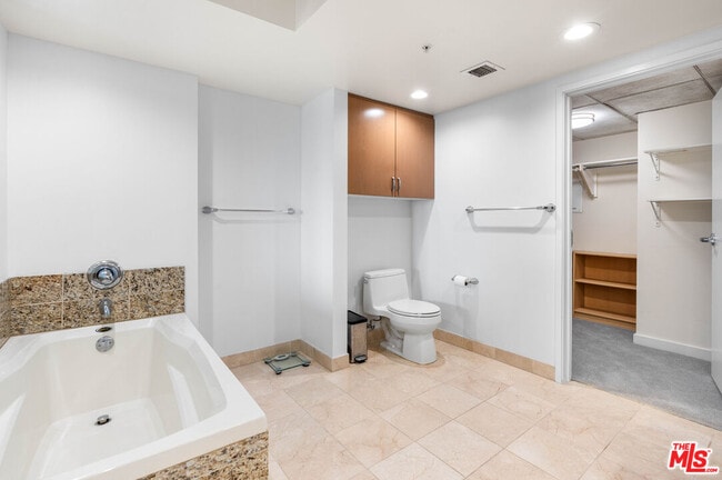 Building Photo - 13700 Marina Pointe Dr