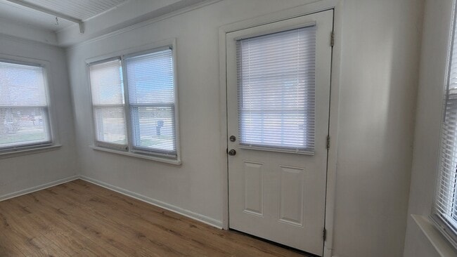 Building Photo - 809 Providence Rd