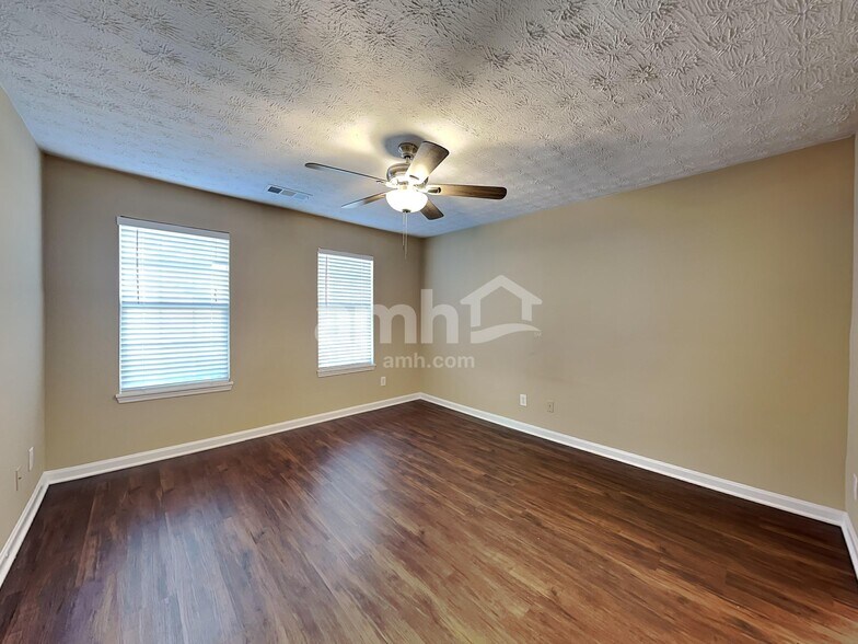 Building Photo - 685 Oxford Hall Dr SW