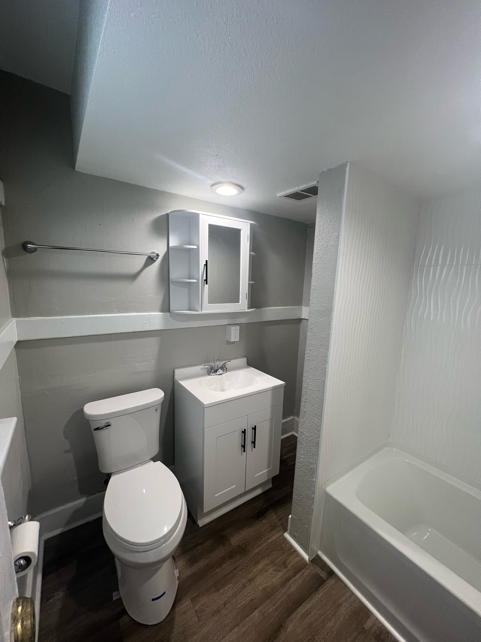 Bathroom Angle 2 - 1125 Manitou Ave