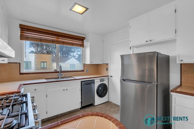 Building Photo - Diamond Heights/Noe Valley: Single Family Home w/ Guest Suite, Yard, Garage & EV Charger