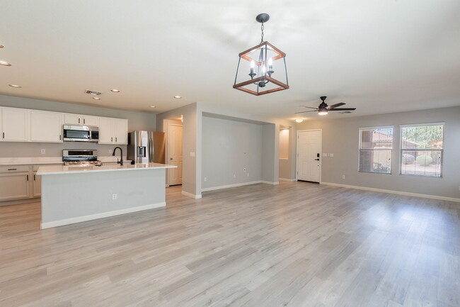 Building Photo - 1057 S Deerfield Ln