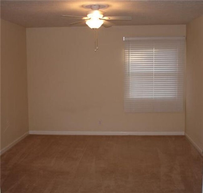 Building Photo - Location + Amenities + Covered Parking