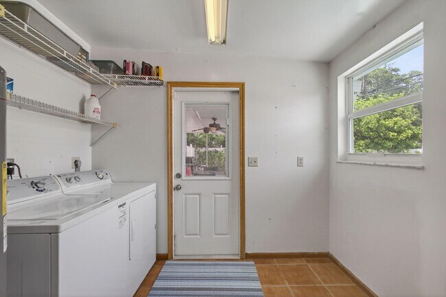 Building Photo - 704 Juniper Dr