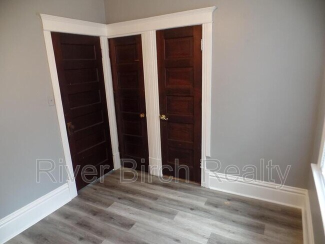 Building Photo - 457 W Lawrence Ave