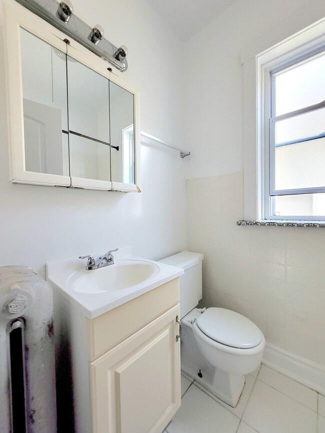 Building Photo - 3406 W Berteau Ave