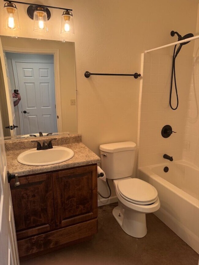 Building Photo - Cute Ranch Style 3 Bedroom 2 Bath Home In ...