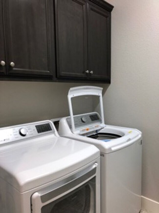 Building Photo - Stunning 3 Bedroom 2 Bath in Fair Oaks, CA
