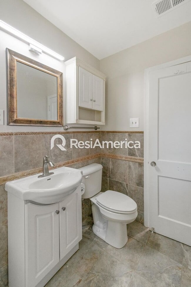 Building Photo - Newly Renovated off High Point Terrace!