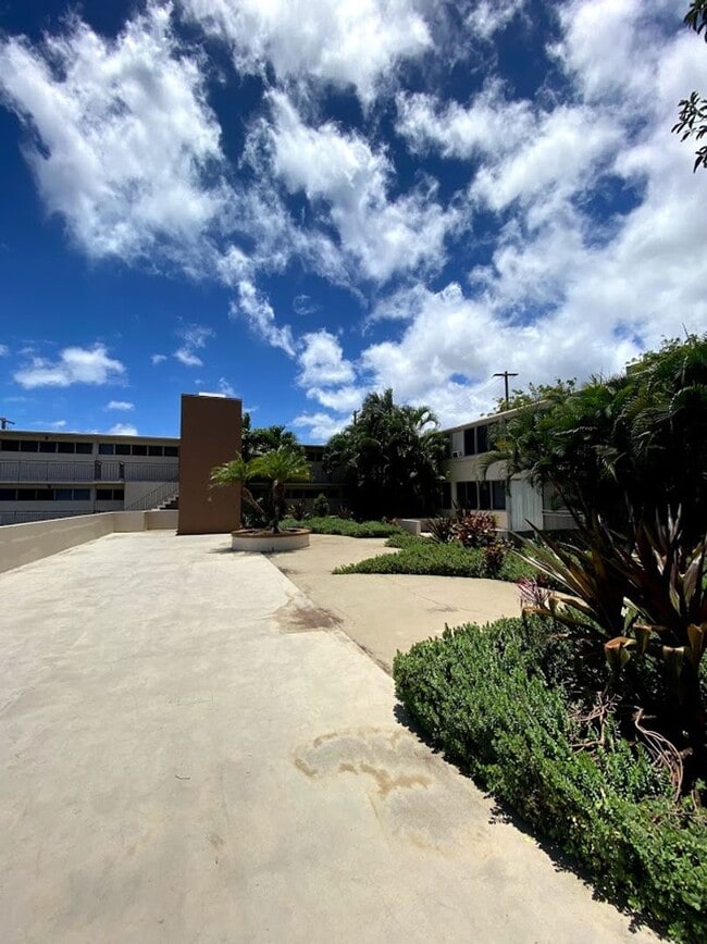 Building Photo - Emerson Court, Punchbowl Makiki 2 bedroom 1 ba 1 parking pet negotiable 20 lbs less