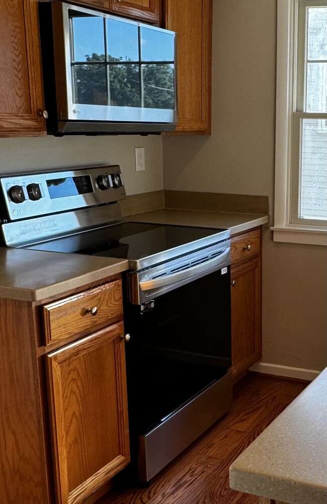 New smart LG dishwasher, microwave and dishwasher - 629 Beechwood Rd