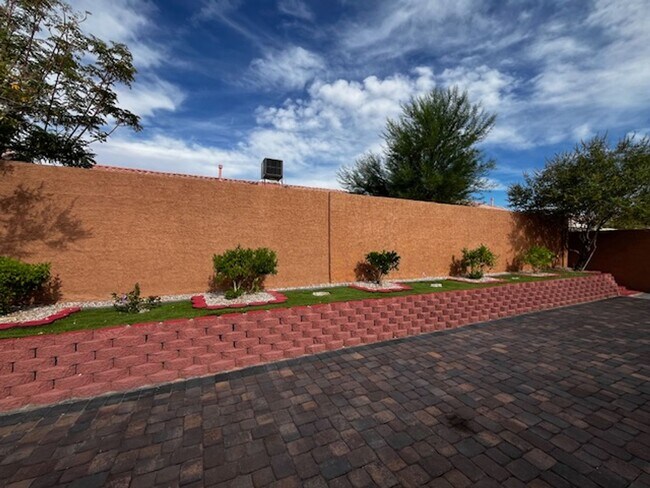 Building Photo - Stylish & Solar-Powered 5-Bed Gem with Vau...