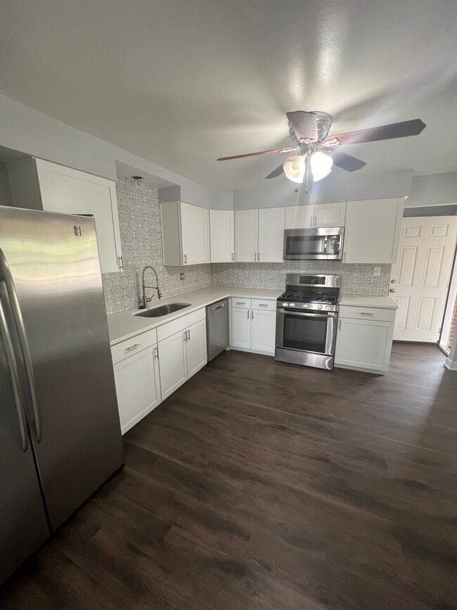 Building Photo - Amazing 6 Bedroom 2 Bathroom home with dual driveways