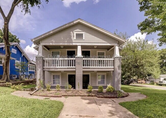 Building Photo - 727 S Olympia Ave