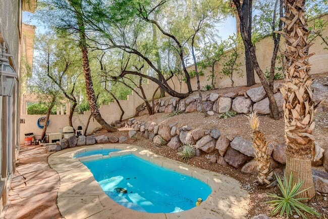 Building Photo - 5 BDR/ 4.5 BTH, Triple Master Home including pool & spa!