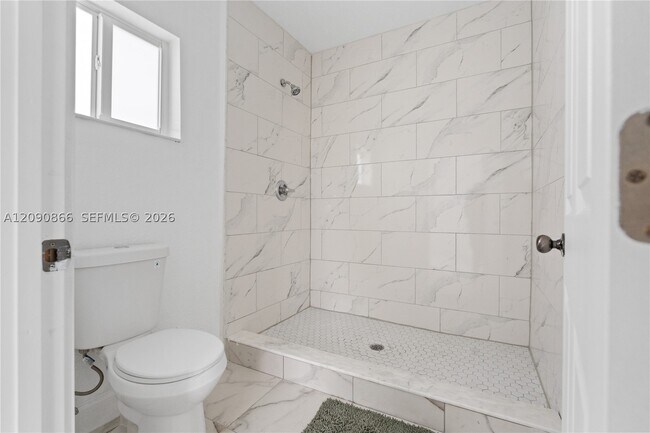 Building Photo - 580 Lee Dr