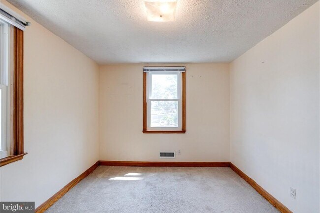 Building Photo - 905 Regester Ave