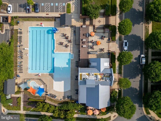 Building Photo - 214 Almond Dr