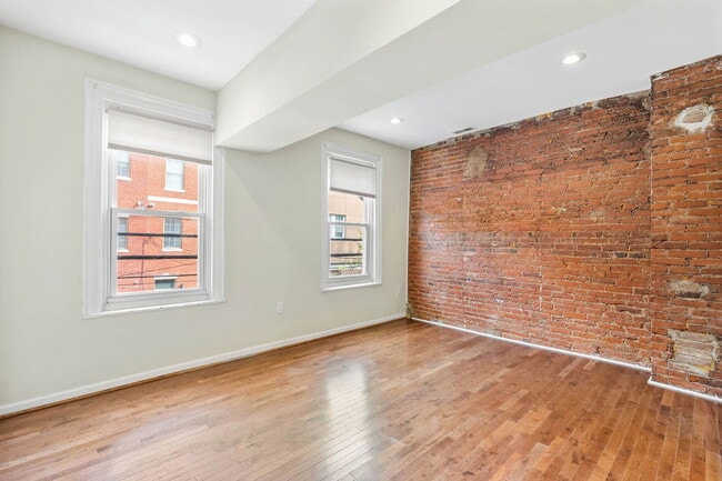 Building Photo - 1528 Bainbridge St