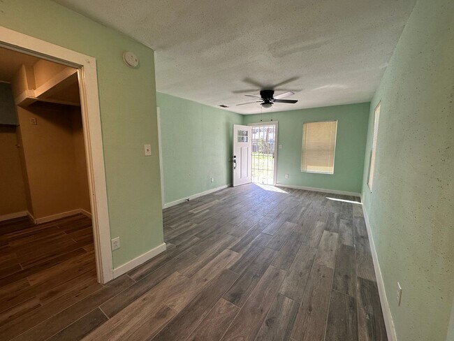 Building Photo - Beautifully Remodeled 2 Bedroom Home