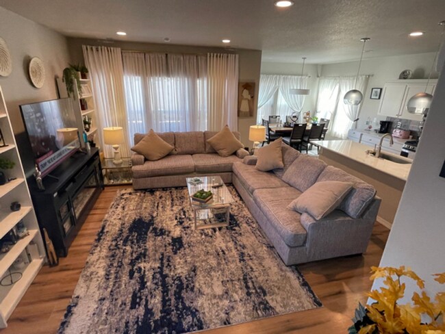 Building Photo - IMMACULATE 4 BED/2.5 BATH CUSTOM BUILT HOME IN SKYLINE RIDGE!