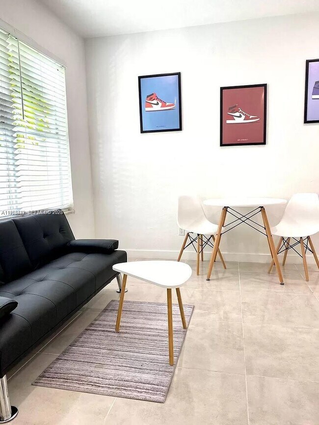 Building Photo - 319 W 28th St