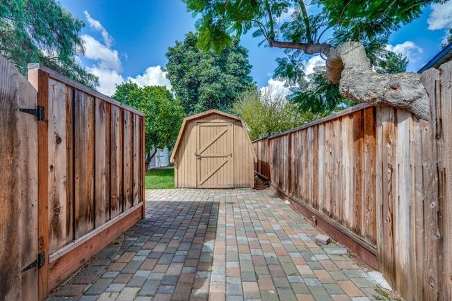 Building Photo - Private ADU with Fenced Yard, Indoor Laundry, and Prime Location