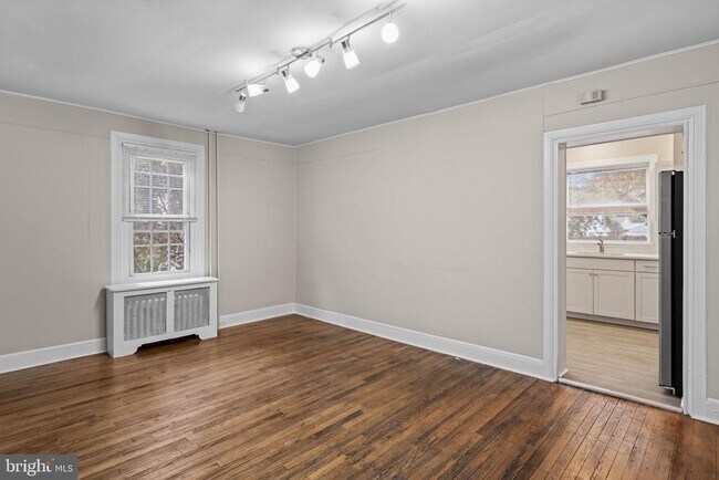 Building Photo - 716 E Railroad Ave