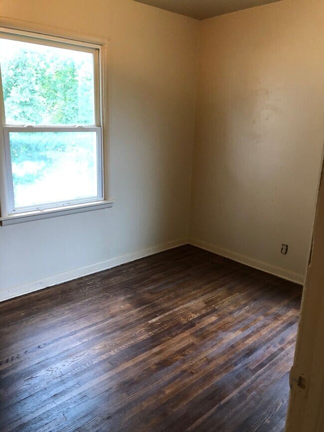 Building Photo - Three bedroom plus den, could be fourth bedroom