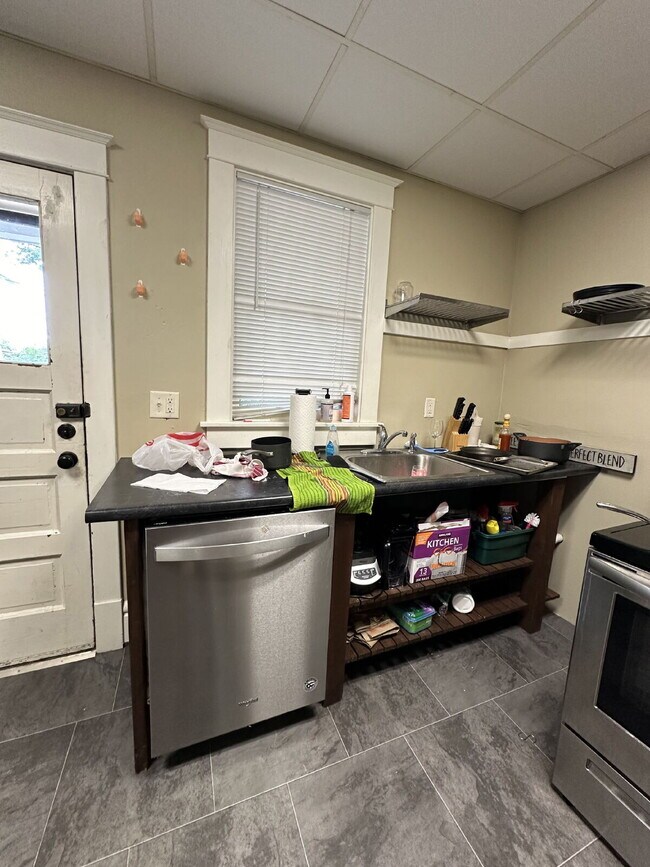 Building Photo - 6 bedroom 2 bath Duplex - available for Ju...