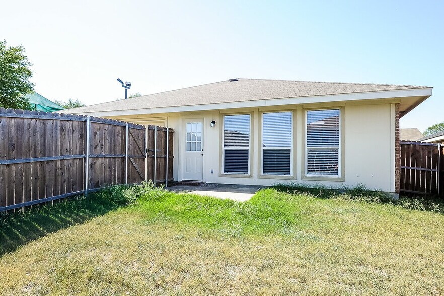 Building Photo - 720 Duke Dr
