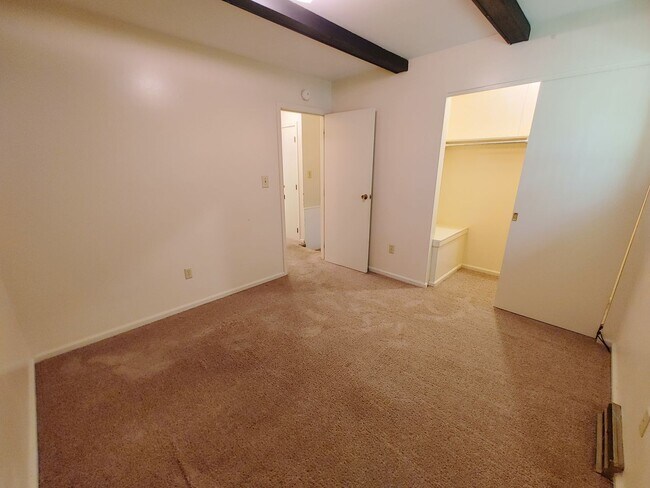Building Photo - $1,200 - 2 Bed/1 Bath Private area near the Oval