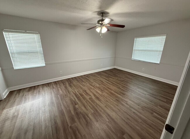 Building Photo - 3 bedroom home for rent on 1/2 acre!