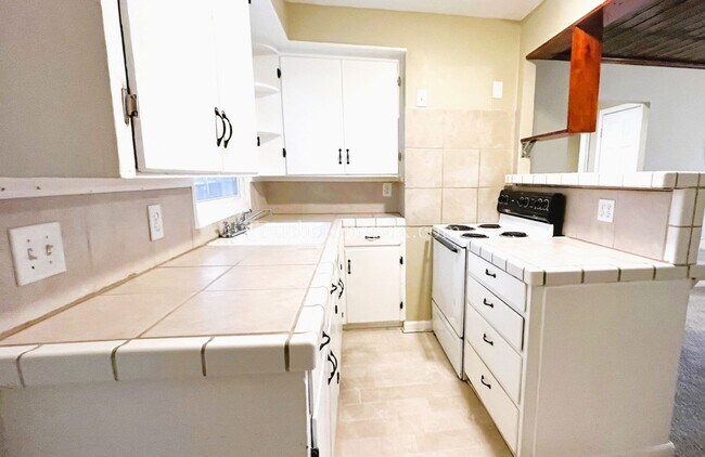Building Photo - Cozy Urban Living: 2BD/1BA in Brentwood-Da...