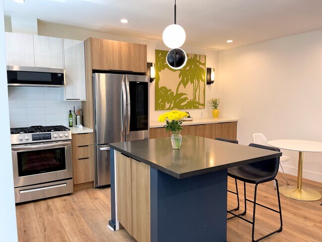 Entertainer's kitchen island - 1907 Malcolm Ave