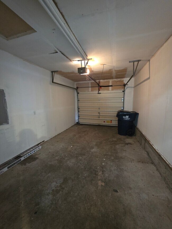 Building Photo - 00141/00142