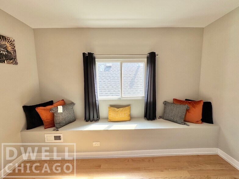 Building Photo - 2550 W Thomas St