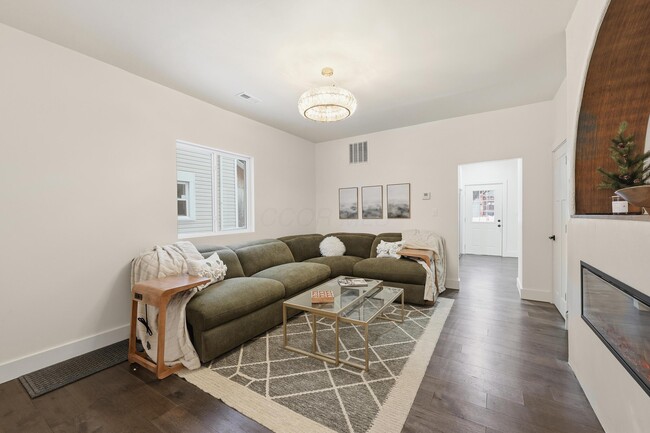 Building Photo - 321 W Columbia St