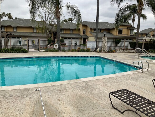 Building Photo - FOR LEASE 3 BEDROOM 2.5 BATH 2 Story Condo...