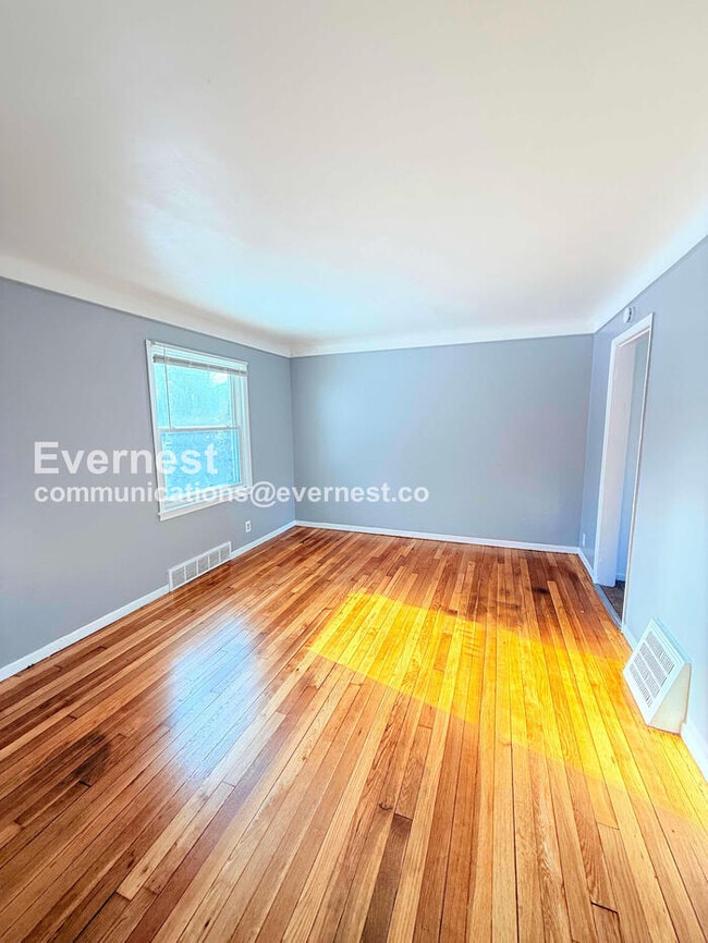 Building Photo - 2 Bed/1 Bath Home with Laundry Hookups / Pet-Friendly / Vouchers Accepted / Available Now!