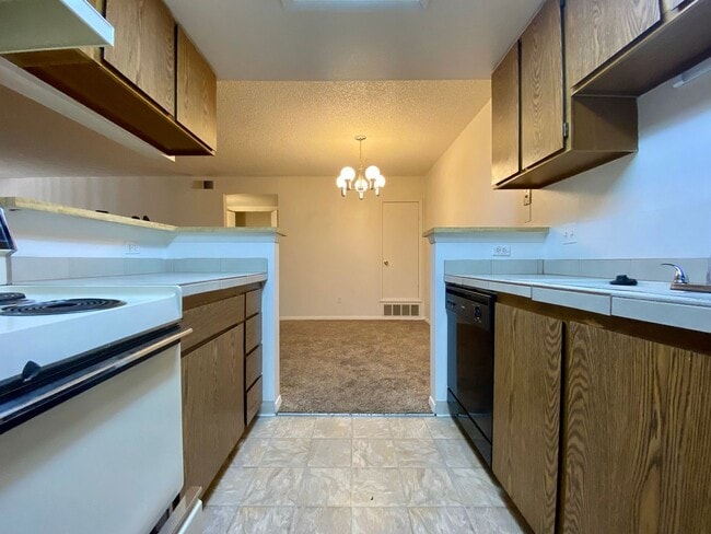 Building Photo - 1 Bed 1 Bath Aurora Condo Located Near Che...