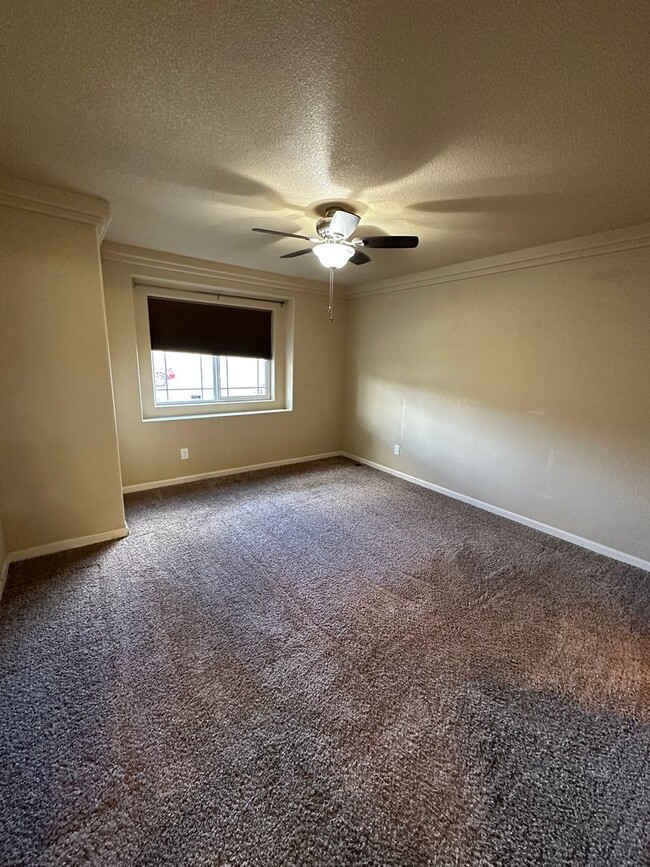 Building Photo - 4 BEDROOM, 3.5 BATHROOM, SINGLE FAMILY HOM...