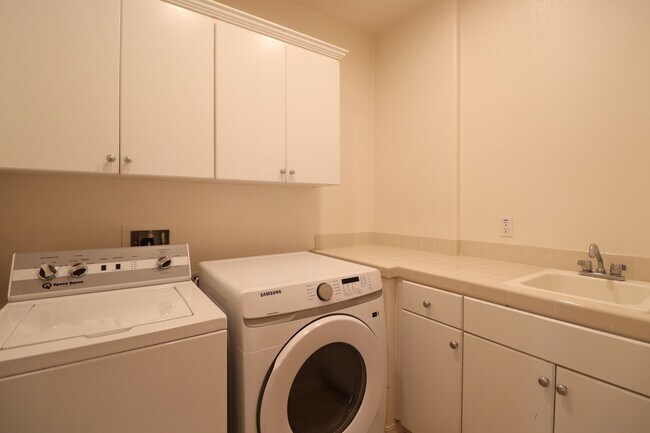 Building Photo - 5279 Sycamore Creek Ct