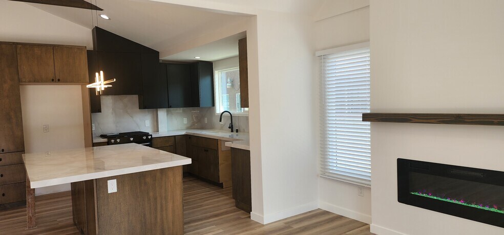 Building Photo - 950 N Kingsley Dr