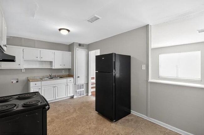 Building Photo - 896 Pawnee Ave