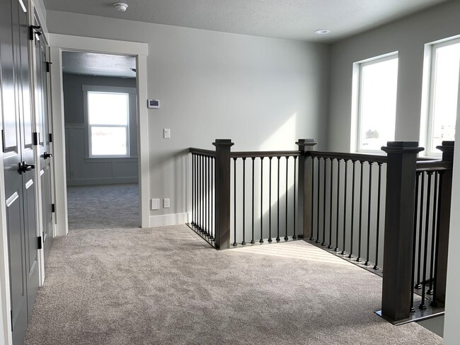 Building Photo - Spectacular newer 3 bed 2.5 bath custom ho...