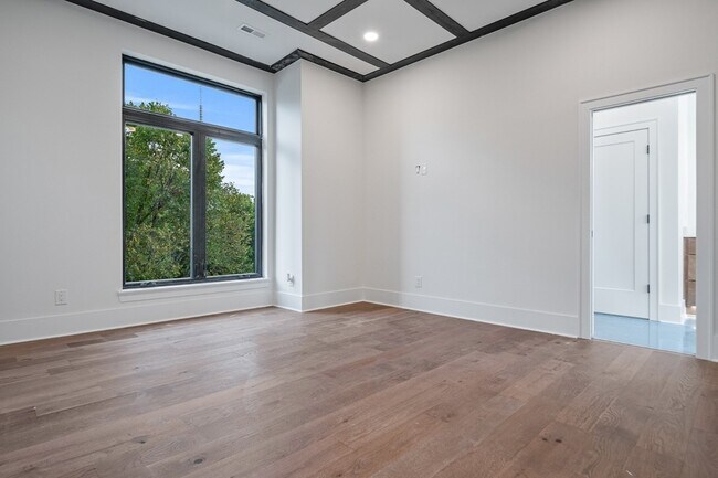 Building Photo - 6011 Hill Cir Dr