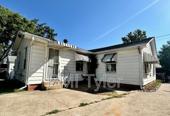 Building Photo - 313 S Boon Ave
