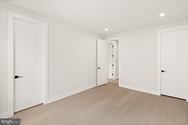 Building Photo - 857 N Manchester St