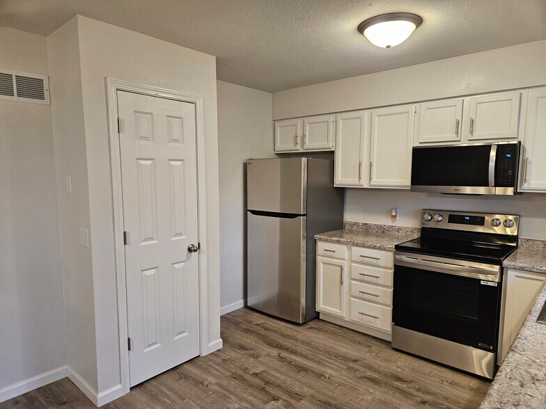 Kitchen (pic 1 of 2) - 923 Norwood Rd